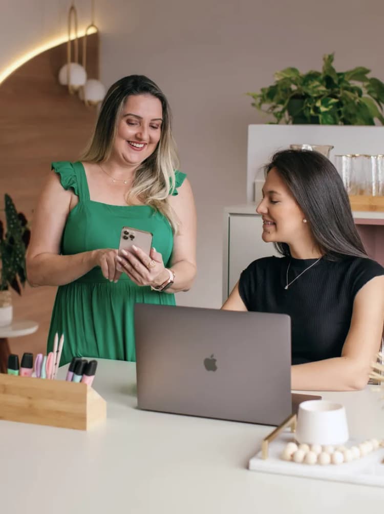 Mujeres emprendedoras creando un logo en el Creador de logos Tiendanube